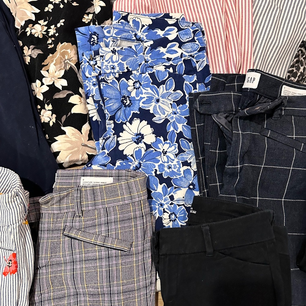 19 Pairs of Old Navy Pixie Pants, and some of gaps version of the same pants - Picture 4 of 8